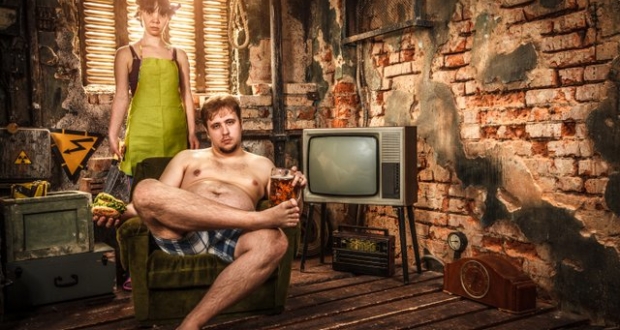 Życie rodzinne ukazane w krzywym zwierciadle. Co robi wieśniak w czasie wolnym?